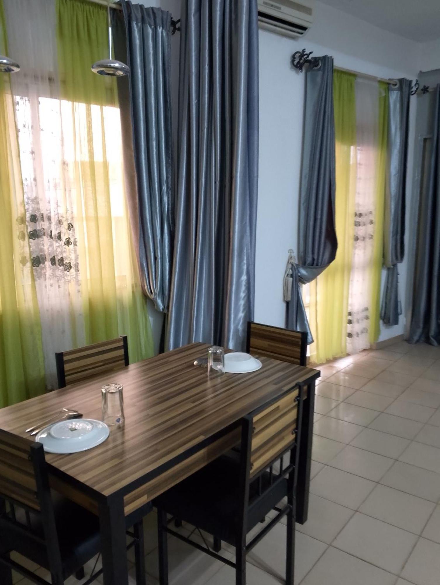 Appart Meuble Le Dakota Yaoundé エクステリア 写真